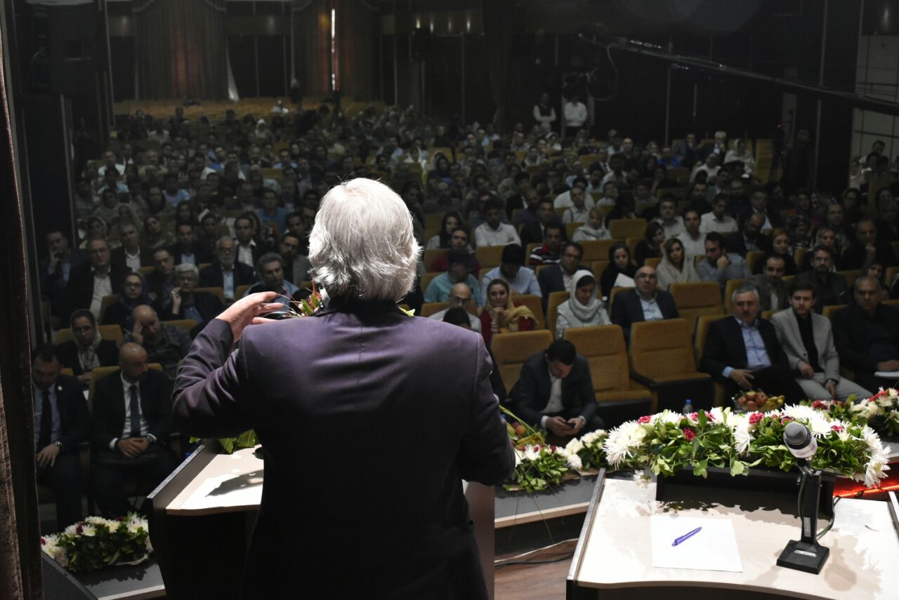 نمای سخنران و شرکتکنندگان